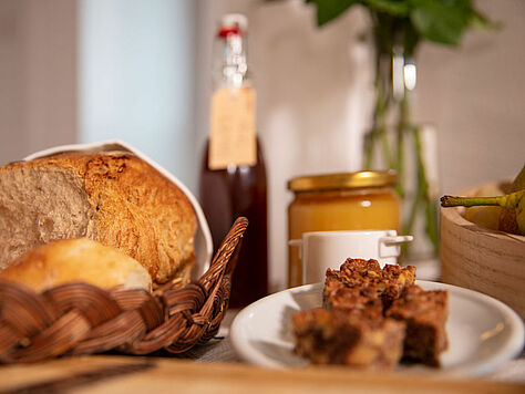 Grosses Frühstück mit Thaler Produkten im Hotel garni Baders Gasthaus Krone, Laupersdorf, Naturpark Thal 