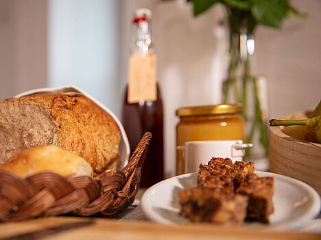 Grosses Frühstück mit Thaler Produkten im Hotel garni Baders Gasthaus Krone, Laupersdorf, Naturpark Thal 