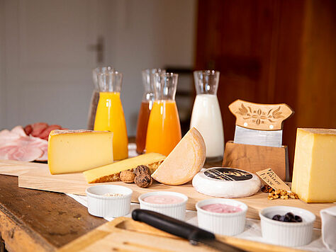 Frühstück  mit Thaler Produkten im Hotel garni Baders Gasthaus Krone, Laupersdorf, Naturpark Thal Baders