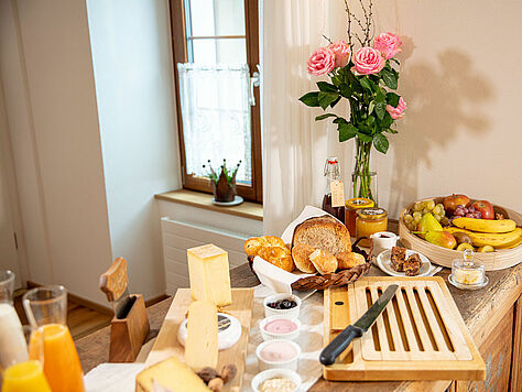 Frühstück mit frischen Thaler Produkten im Hotel garni Baders Gasthaus Krone, Laupersdorf, Naturpark Thal 